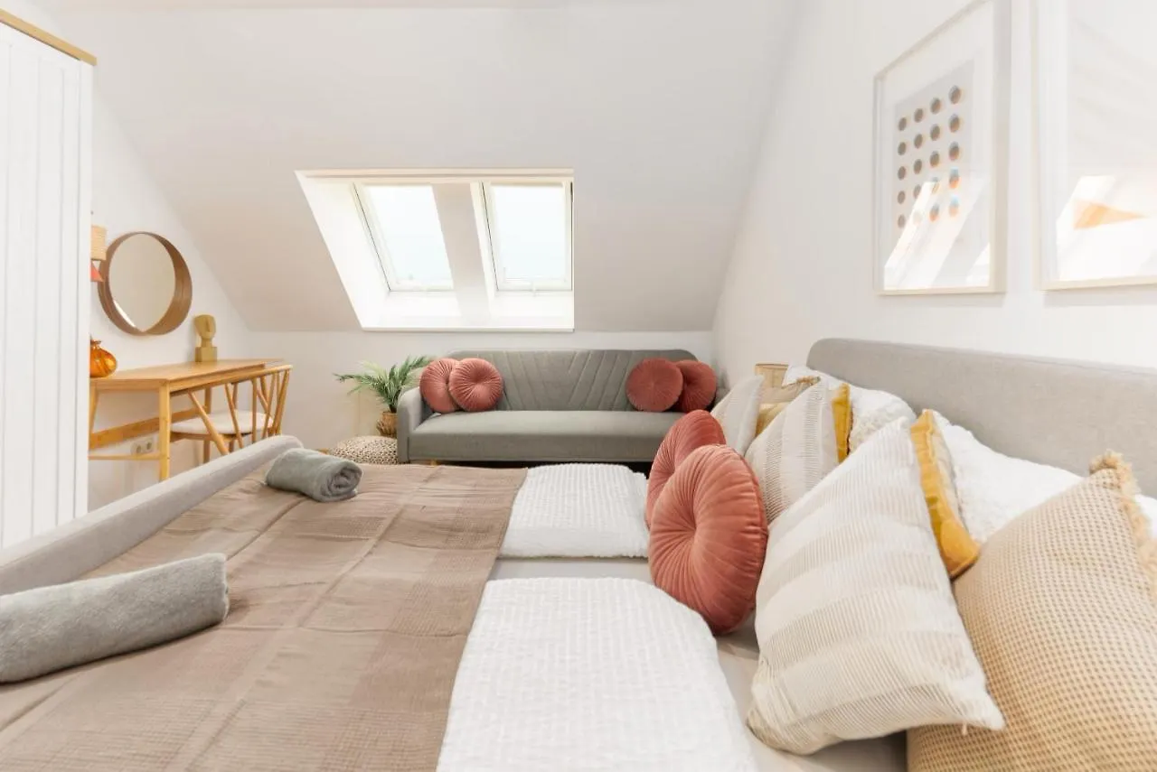 Penthouse, 3 Separate Bedrooms, 2 Min To U6 Nussdorfer Strasse Vienna Apartment
